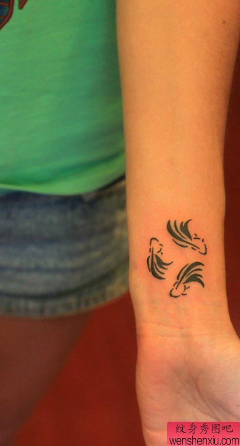 手腕图腾金鱼刺青图案