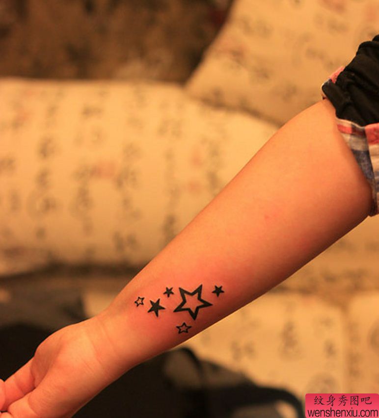 纹身秀图吧推荐一幅手臂五角星刺青图案