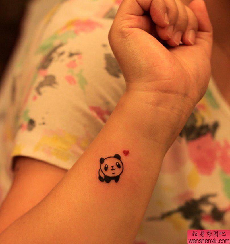 手腕卡通熊猫刺青图案