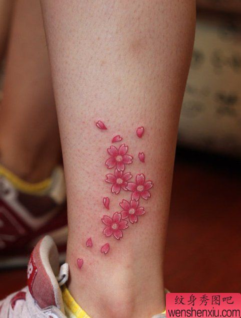 腿部樱花纹身图案