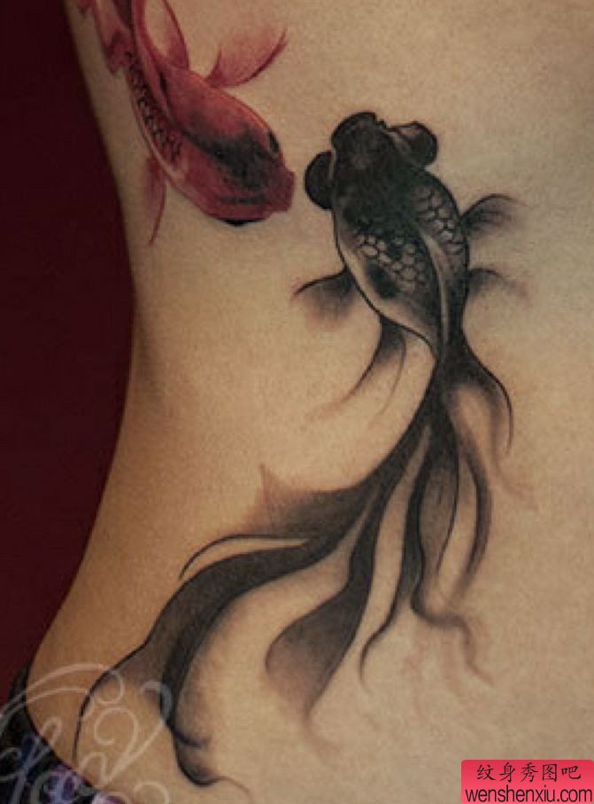 一幅女人侧腰鱼纹身图案