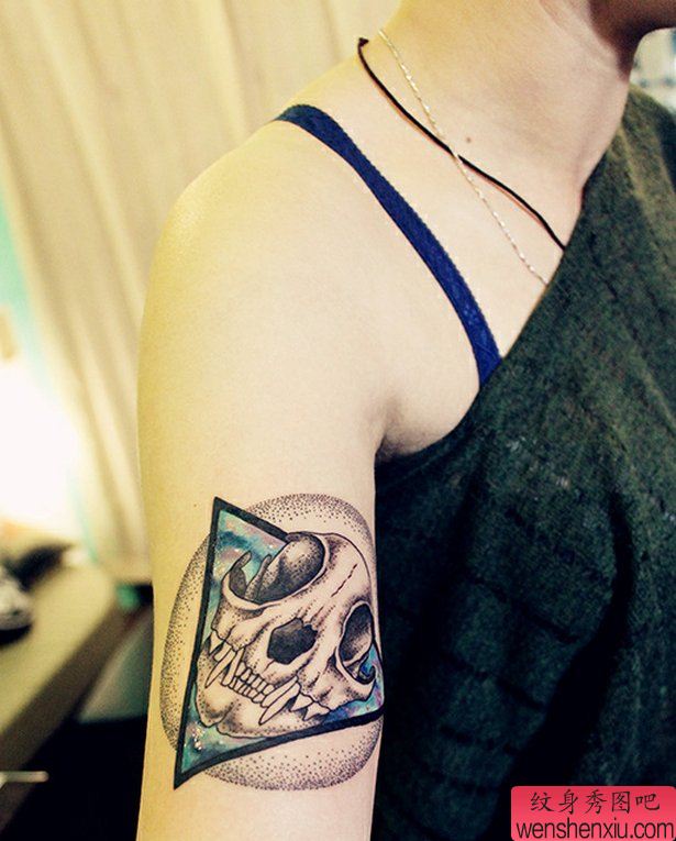 一幅手臂骷髅刺青图案