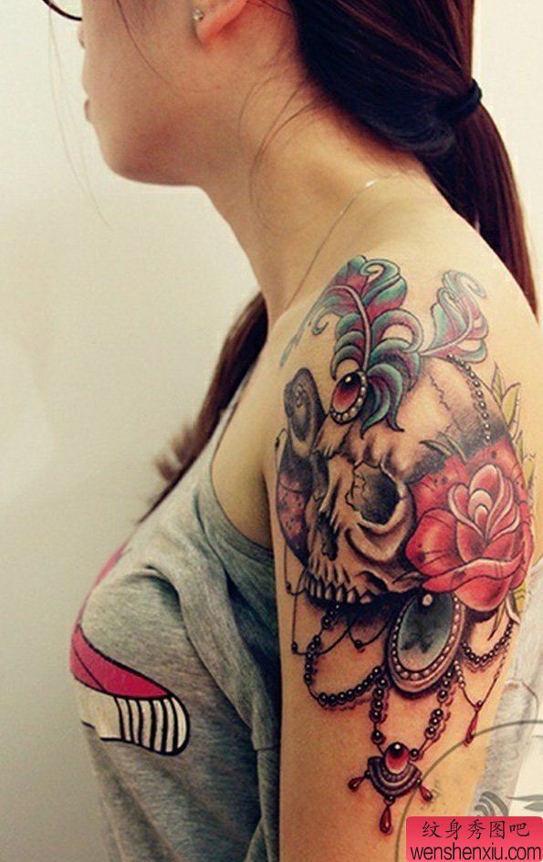 手臂骷髅羽毛玫瑰花刺青图案