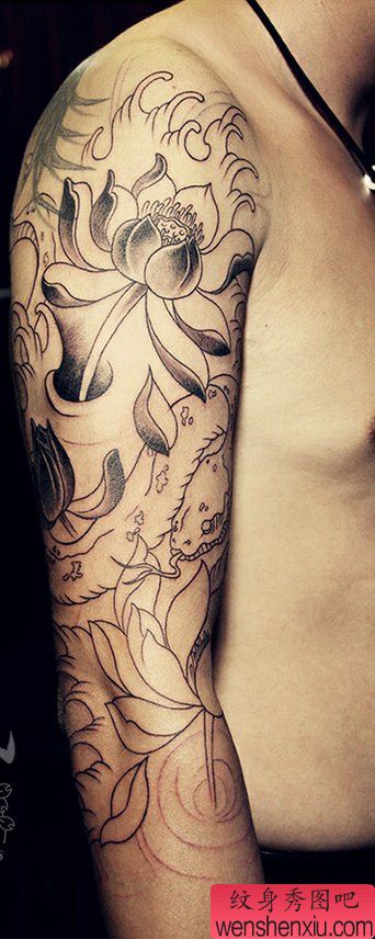 手臂莲花刺青图案