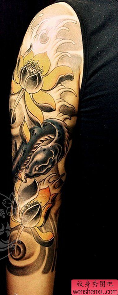 一幅手臂莲花蛇刺青图案