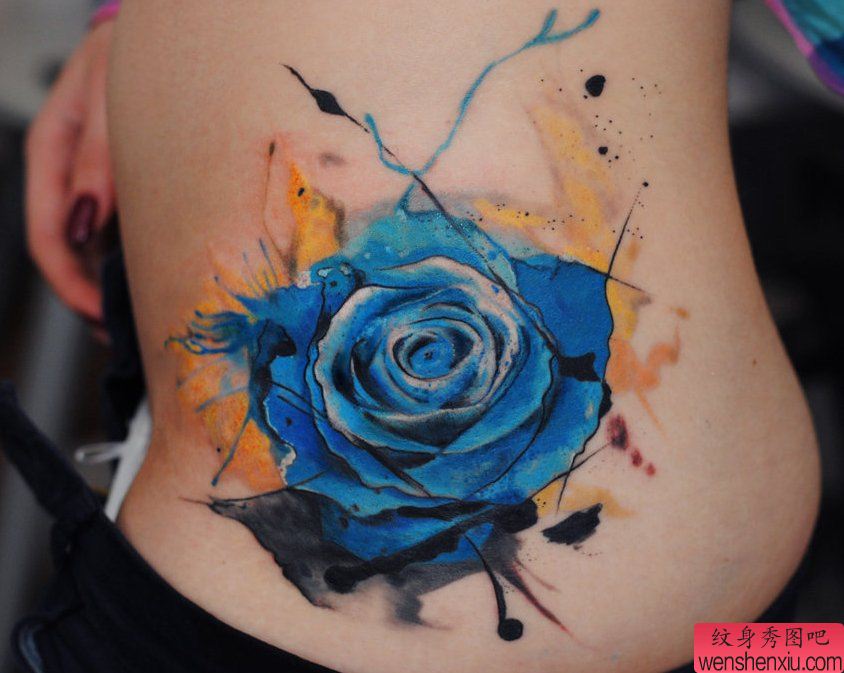 一幅女人腰部玫瑰花纹身图案