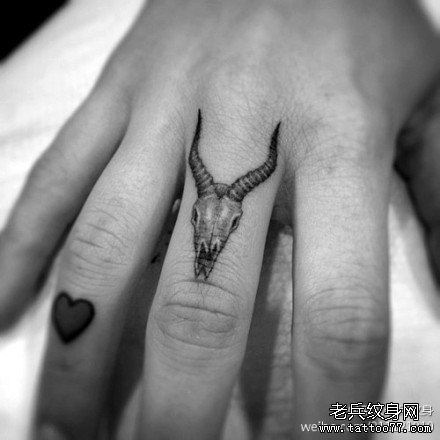 一幅手指纹身图案