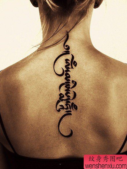 一幅女人脖子字母纹身图案