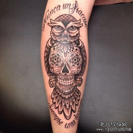 一幅小腿猫头鹰纹身图案