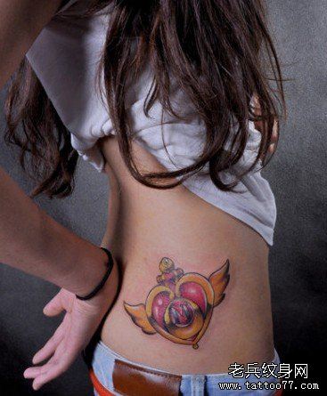 一幅适合女人的腰部爱心翅膀刺青图案