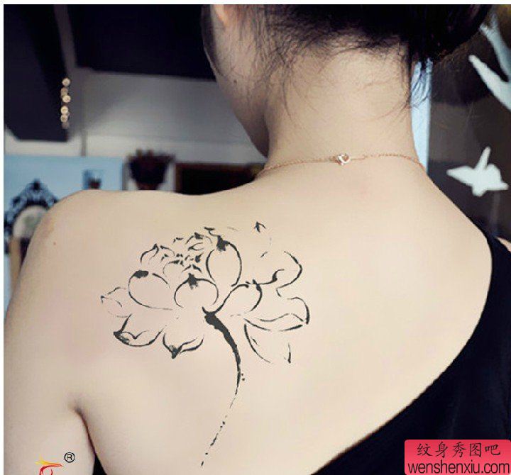 肩部水墨风格的莲花刺青图案