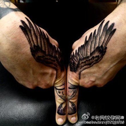 一幅手背翅膀沙漏纹身图案