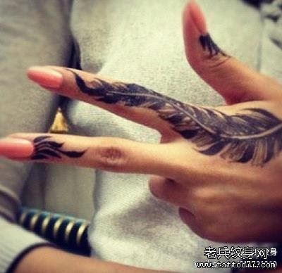 手指羽毛纹身图案