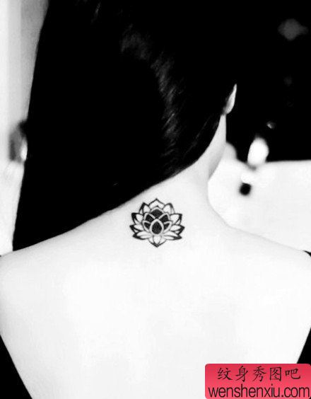 纹身秀图吧推荐一幅女人颈部花纹身图案