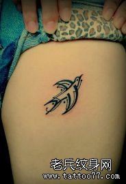 腿部燕子刺青图案
