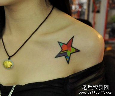 女人肩膀五角星刺青图案
