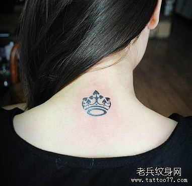 一幅女人颈部小清新皇冠刺青团