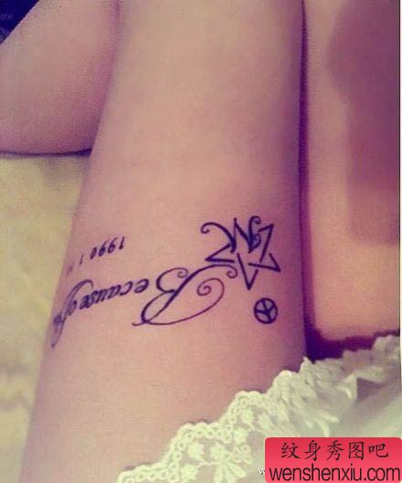 一幅大腿字母刺青图案