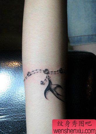 一幅手链燕子纹身图案