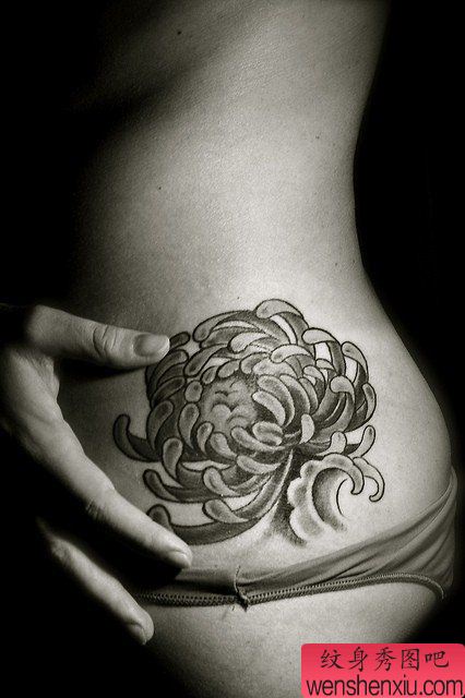 腰部莲花纹身图案由纹身秀图吧分享