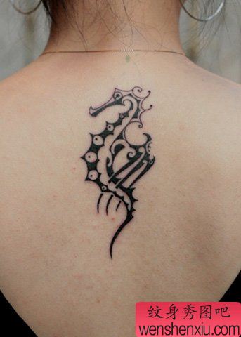 一幅女人背部图腾海马刺青图案由纹身秀图吧分享