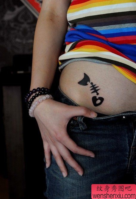 一幅女人腰部鱼骨头刺青图案