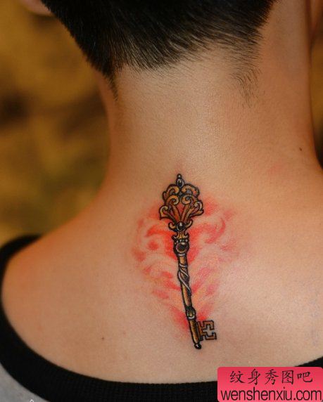 一幅颈部钥匙刺青图案由厉刺青店分享