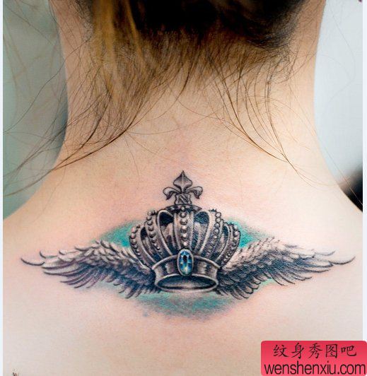 纹身秀图吧推荐一幅女人肩部皇冠翅膀刺青图案