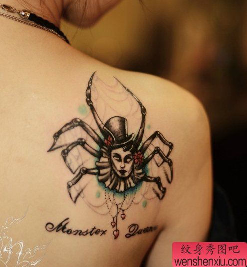 一幅背部蜘蛛刺青图案