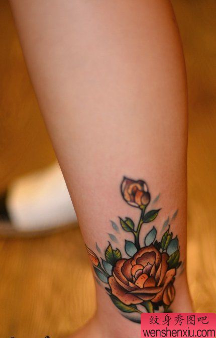 一幅脚踝玫瑰花纹身图案