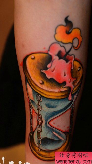 纹身秀图吧推荐一幅脚部沙漏刺青图案