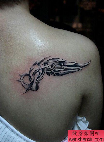 纹身秀图吧推荐一幅女人肩部翅膀刺青图案