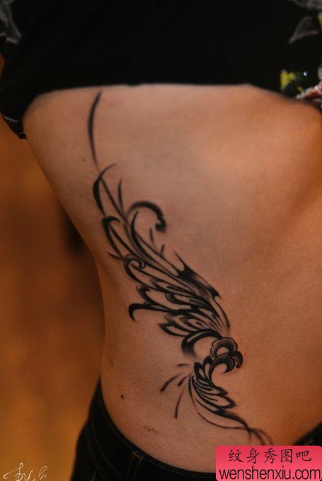最好的纹身图案推荐一幅侧腰藤花刺青图案