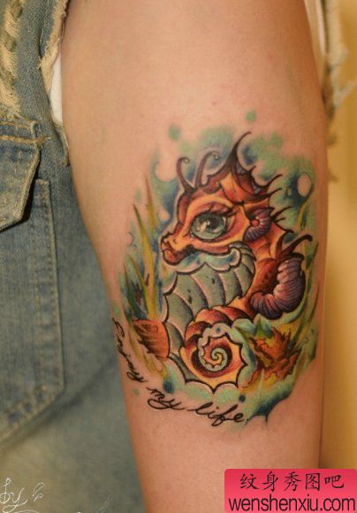 一幅手臂海马刺青图案