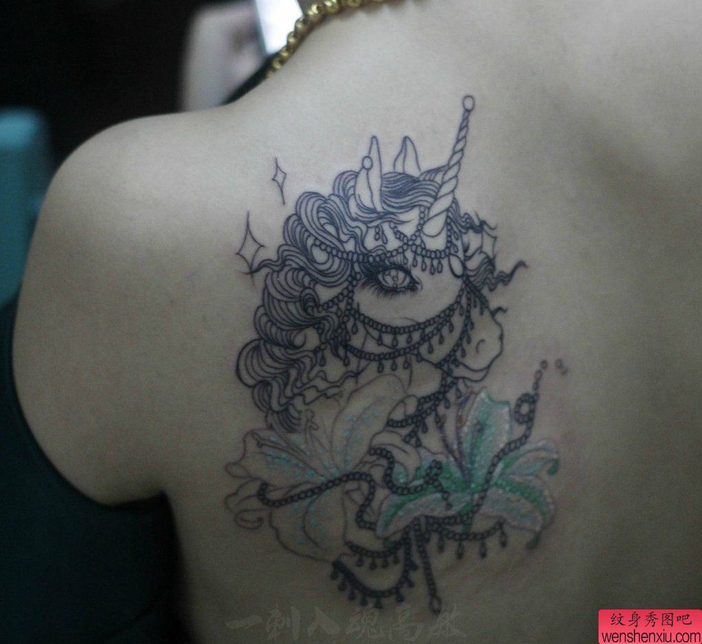 纹身秀图吧推荐一幅背部独角兽刺青图案