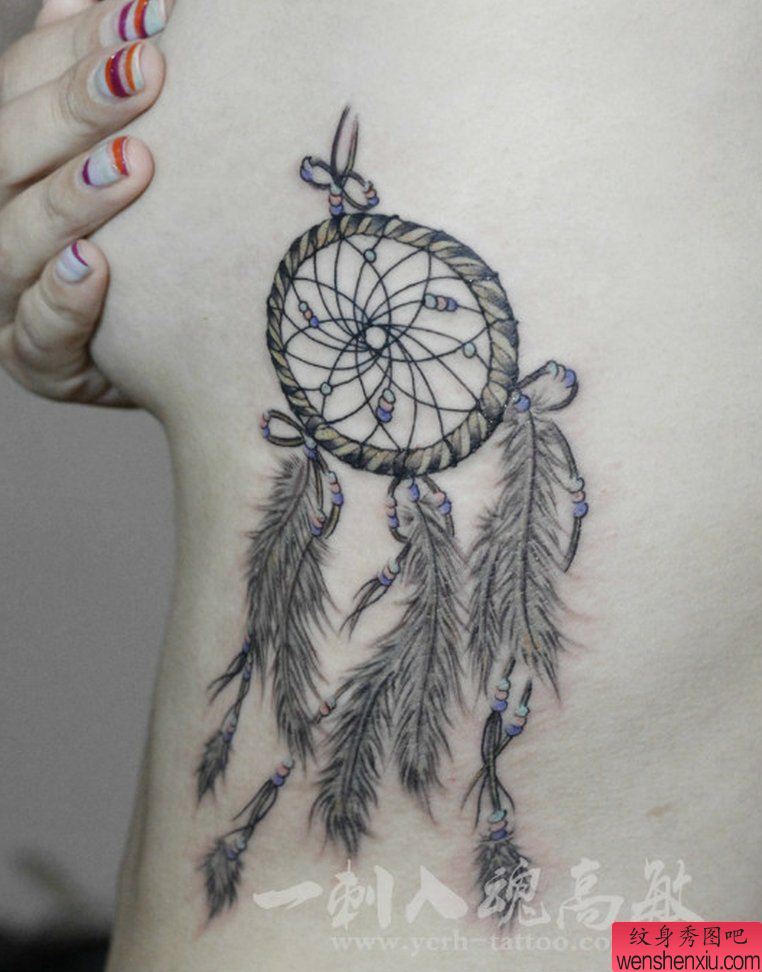 纹身秀图吧推荐一幅女人侧腰捕梦网刺青图案