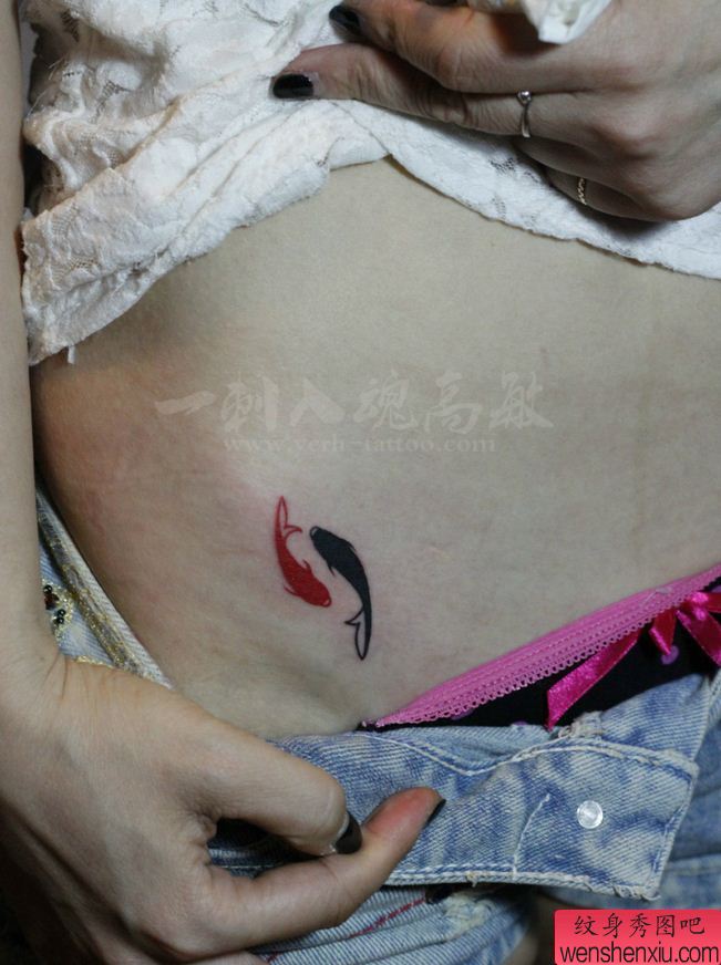 纹身秀图吧推荐一幅腹部鱼刺青图案