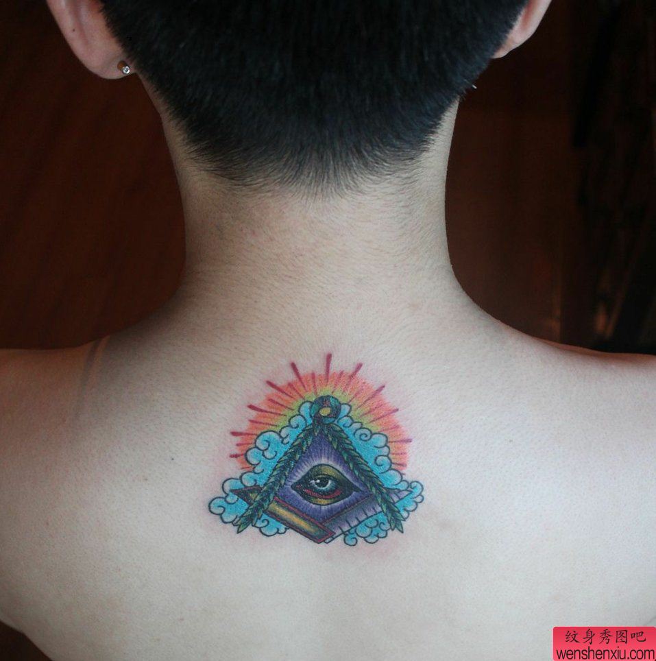 颈部上帝之眼刺青图案