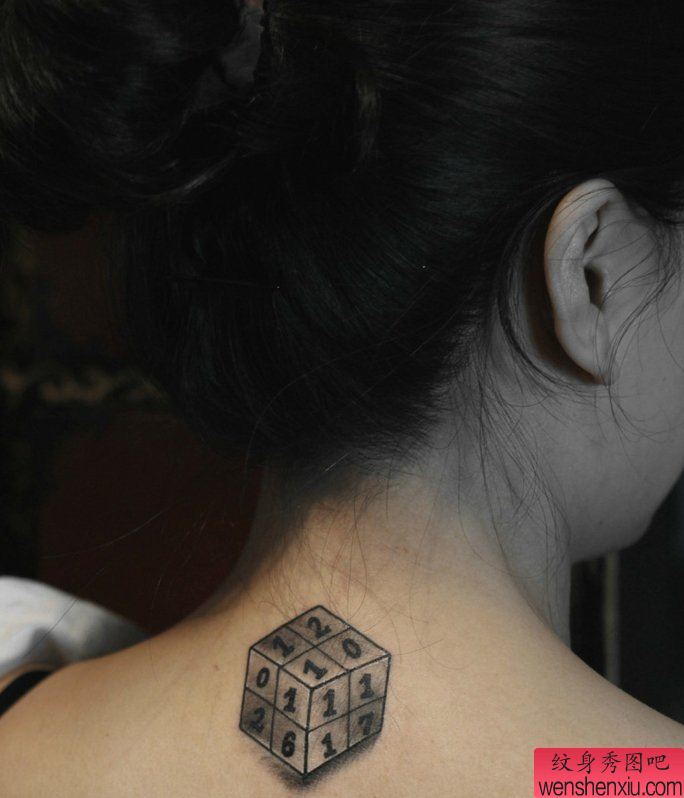 颈部魔方刺青图案
