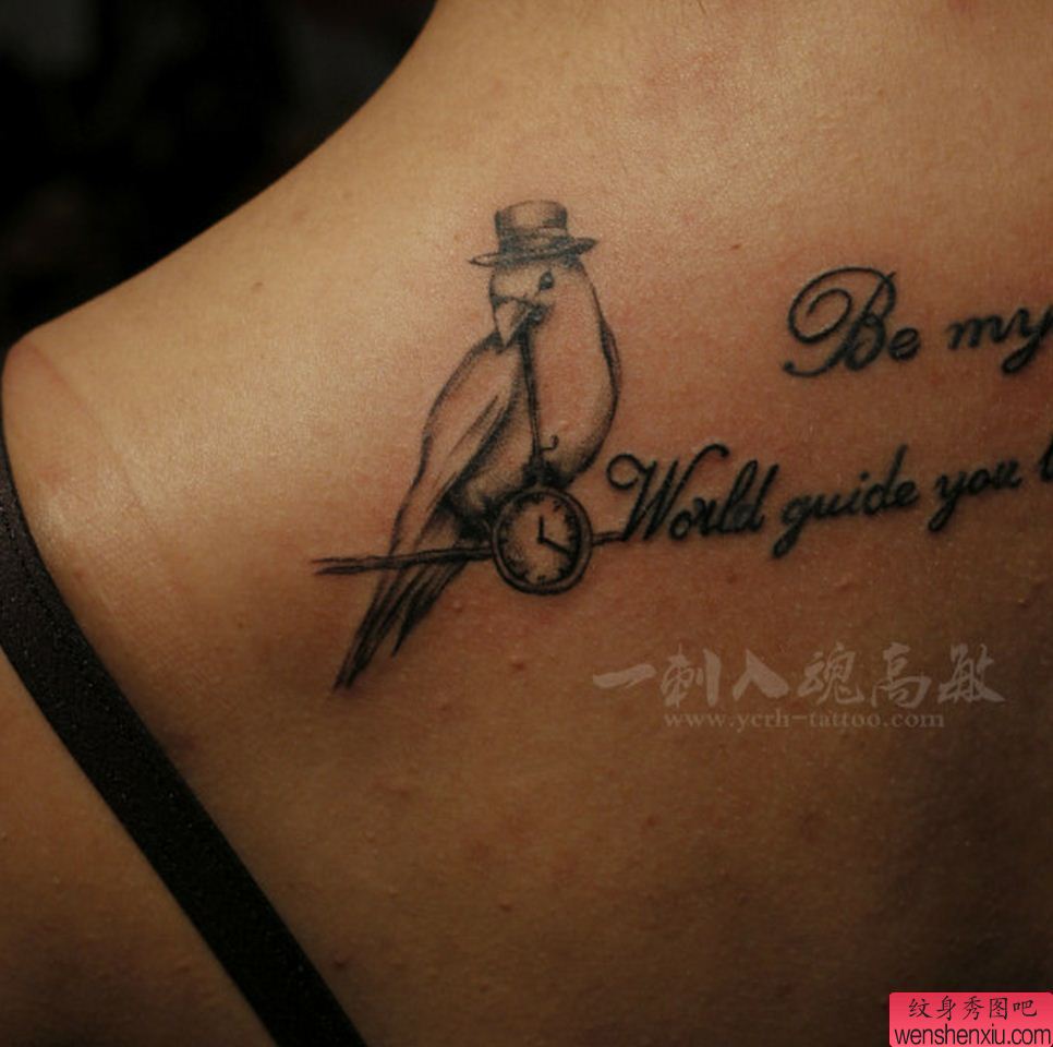 一幅鸟字母刺青图案