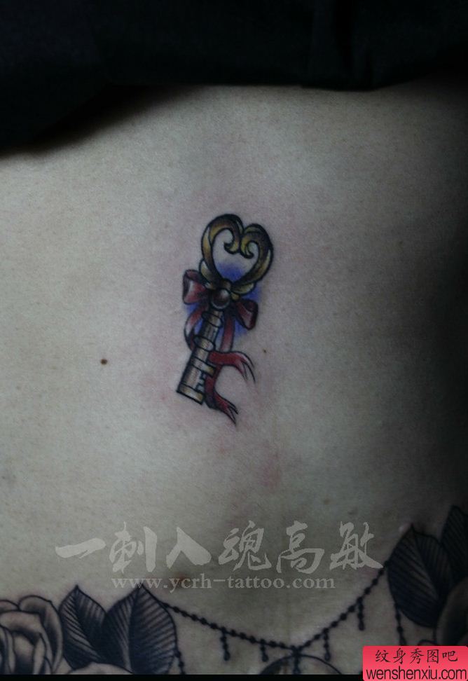 纹身秀图吧推荐一幅腰部钥匙刺青图案