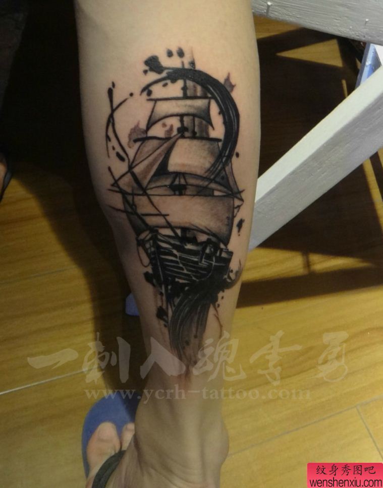 一幅小腿帆船刺青图案