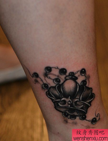 一幅小腿皇冠刺青图案