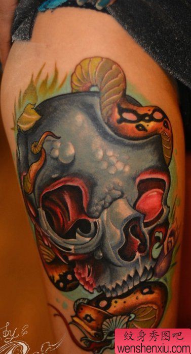 纹身秀图吧推荐一幅腿部彩色骷髅头刺青图案