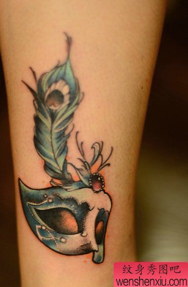 一幅腿部彩色面具刺青图案