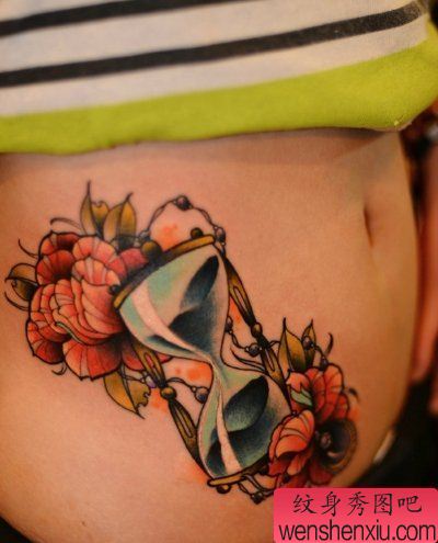 一幅女人侧腰彩色沙漏刺青图案