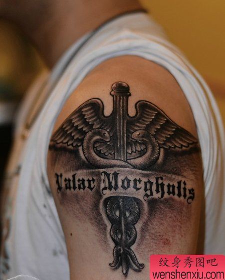 一幅手臂十字架字母翅膀刺青图案