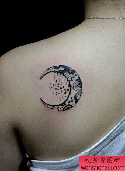 一幅女人肩部月亮刺青图案