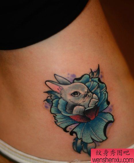 纹身秀图吧推荐一幅女人腰部彩色兔子刺青图案