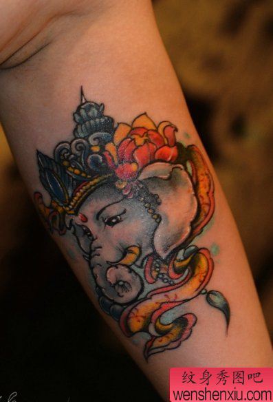 一幅胳膊内侧彩色象神刺青图案